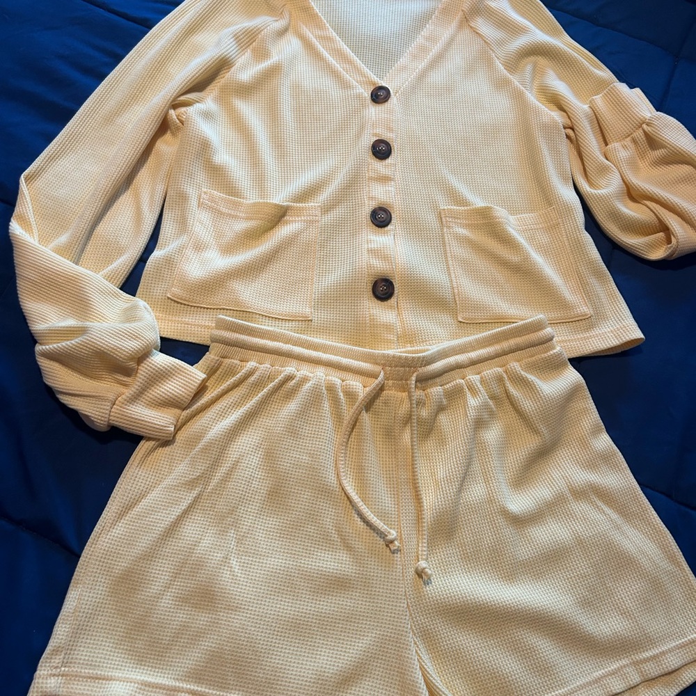 Butter Yellow Lounge Long Sleeve Short Set • M •